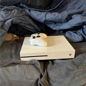 Xbox One S 1TB with controller